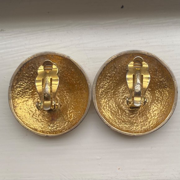 Givenchy vintage signed stamped gold engraved circular circle clip on earrings - Picture 4 of 6